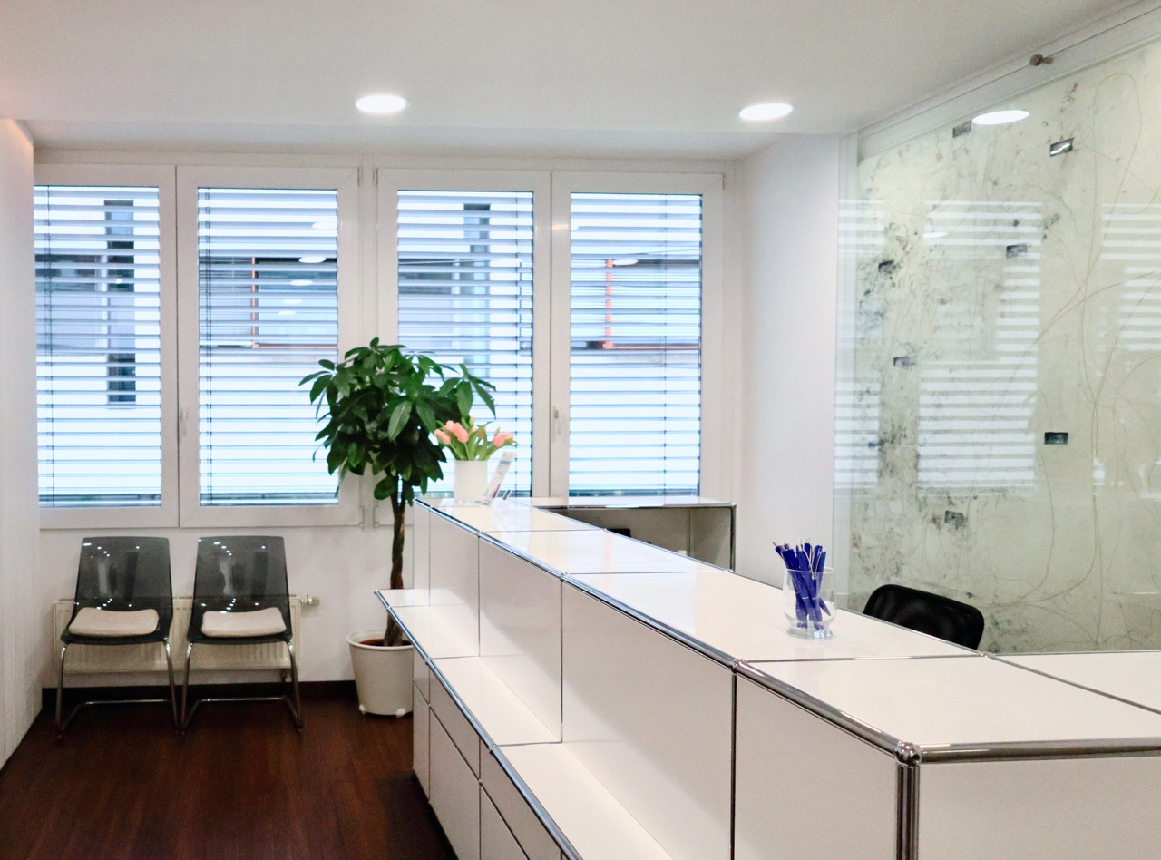 Eingangsbereich Praxisklinik Dr. Henßler